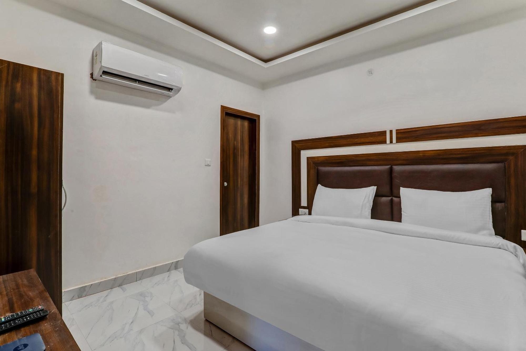 Super Collection O Yamuna Palace Near Gomti Riverfront Park Hasanganj Extérieur photo