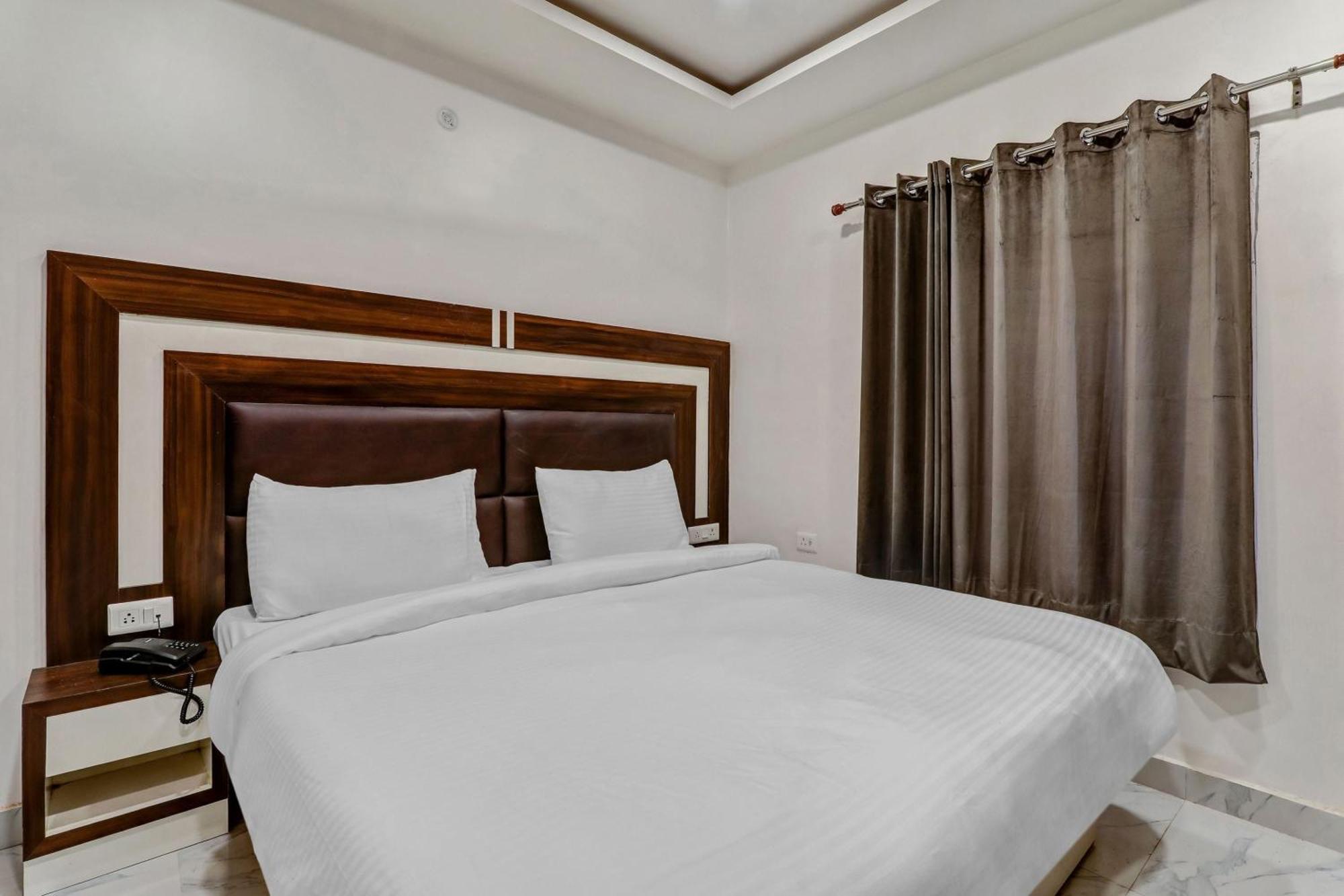 Super Collection O Yamuna Palace Near Gomti Riverfront Park Hasanganj Extérieur photo