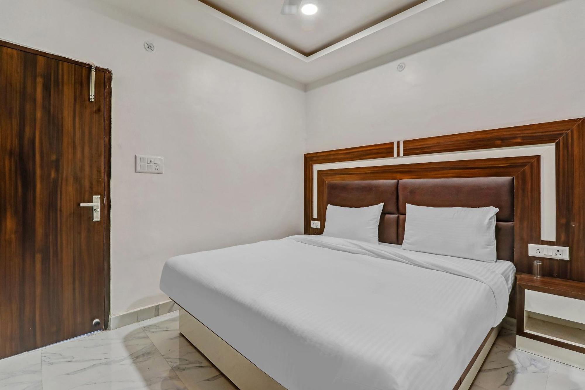 Super Collection O Yamuna Palace Near Gomti Riverfront Park Hasanganj Extérieur photo