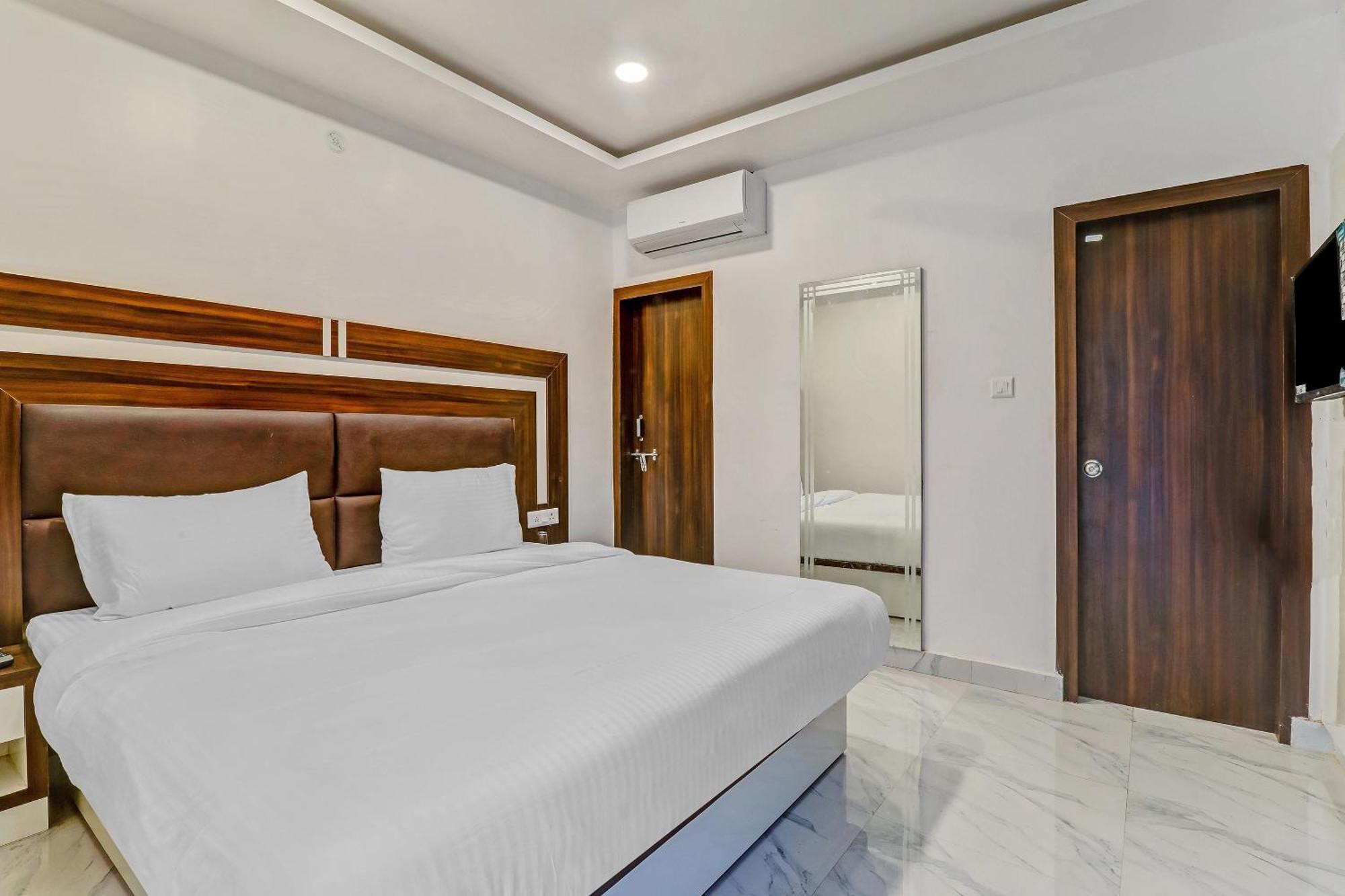 Super Collection O Yamuna Palace Near Gomti Riverfront Park Hasanganj Extérieur photo