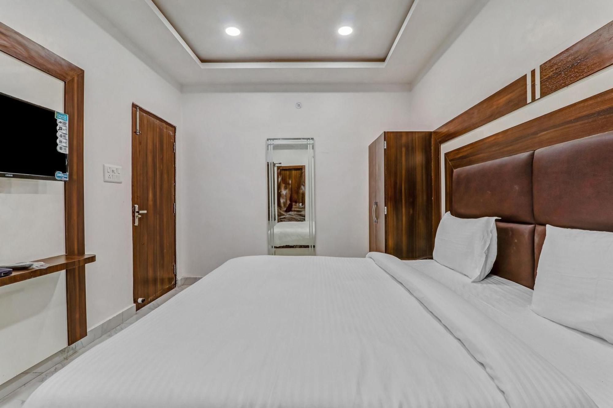 Super Collection O Yamuna Palace Near Gomti Riverfront Park Hasanganj Extérieur photo