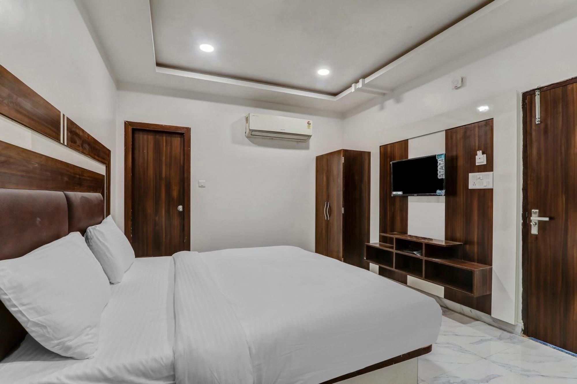 Super Collection O Yamuna Palace Near Gomti Riverfront Park Hasanganj Extérieur photo