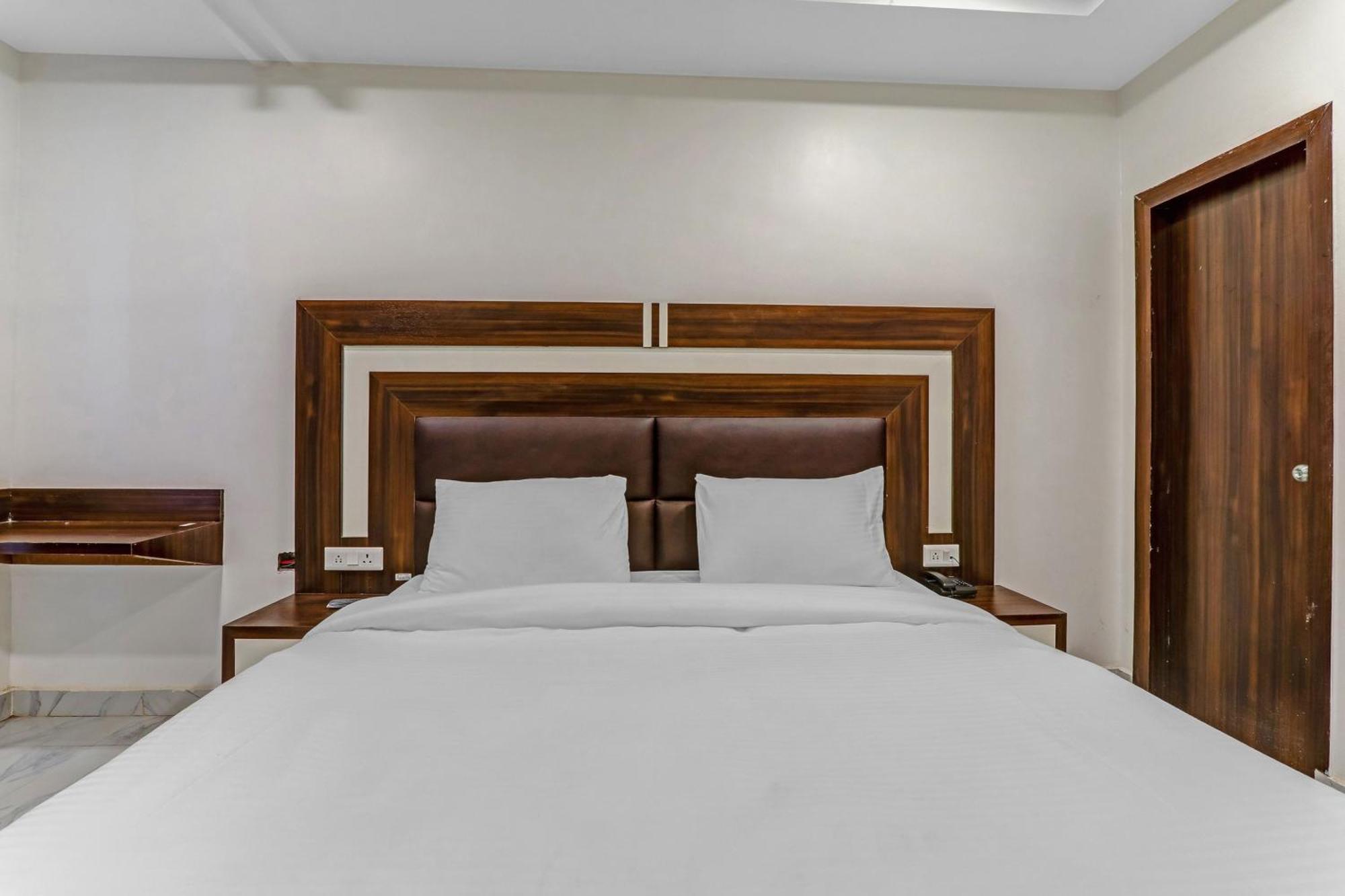 Super Collection O Yamuna Palace Near Gomti Riverfront Park Hasanganj Extérieur photo