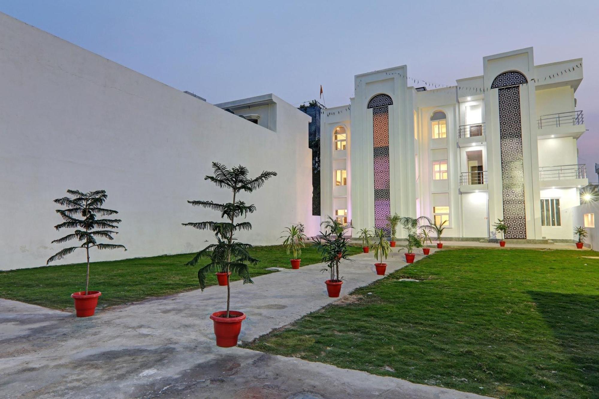 Super Collection O Yamuna Palace Near Gomti Riverfront Park Hasanganj Extérieur photo