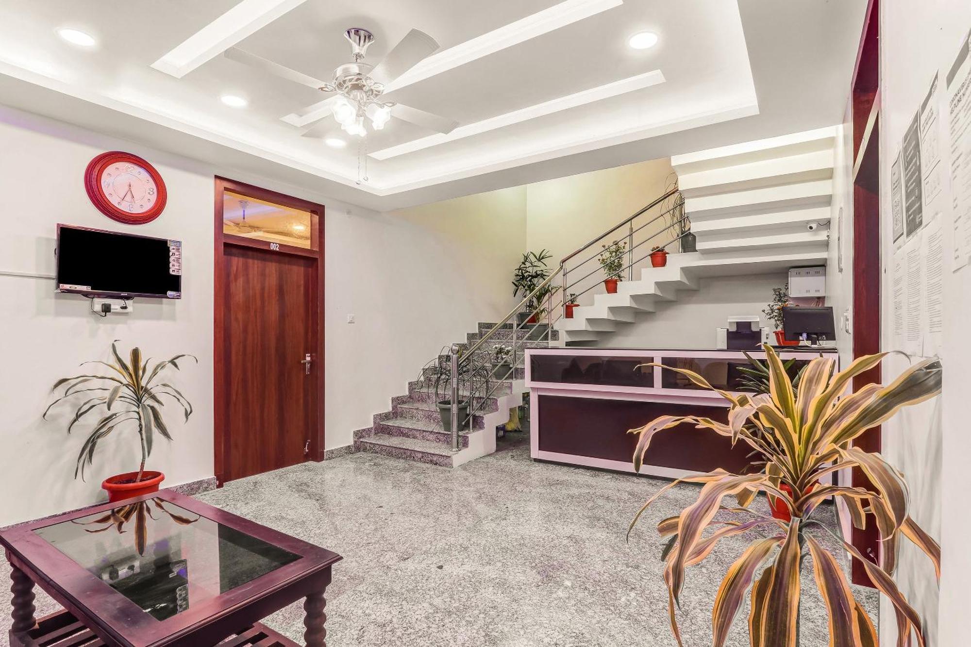 Super Collection O Yamuna Palace Near Gomti Riverfront Park Hasanganj Extérieur photo
