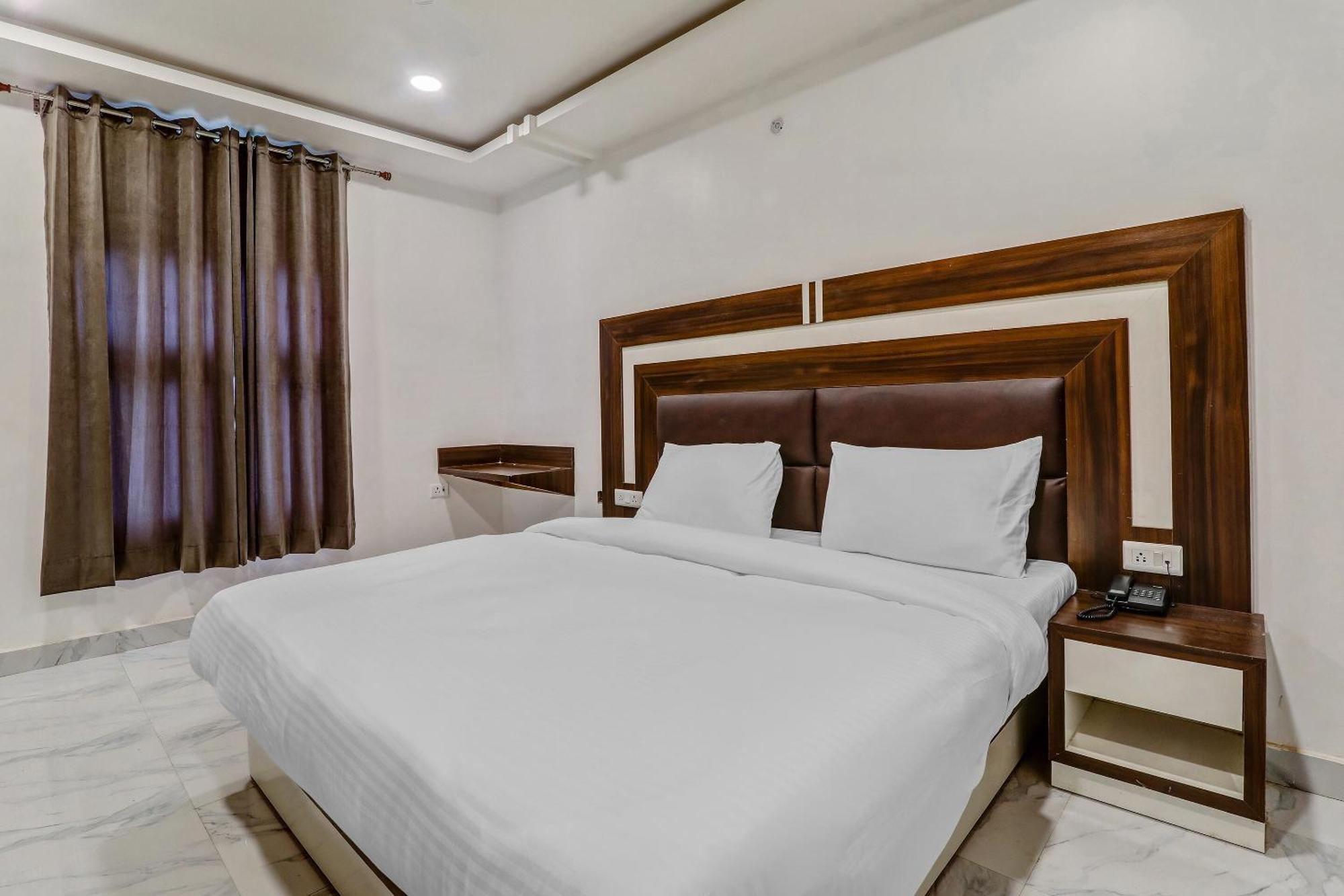 Super Collection O Yamuna Palace Near Gomti Riverfront Park Hasanganj Extérieur photo
