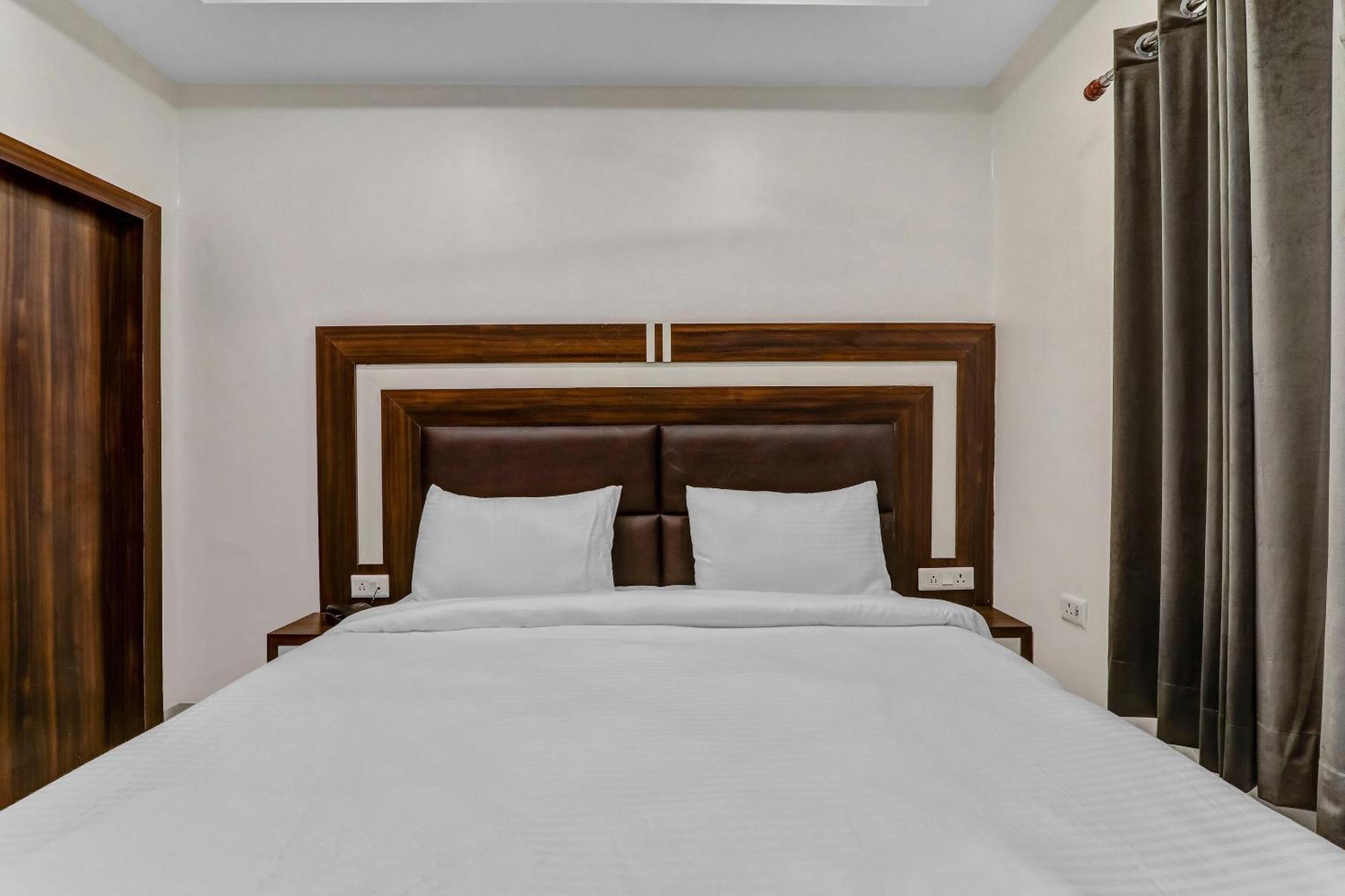 Super Collection O Yamuna Palace Near Gomti Riverfront Park Hasanganj Extérieur photo